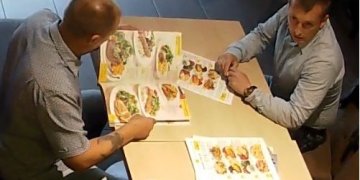 Du vyrai pavogė 15 000 eurų. Policija prašo pagalbos