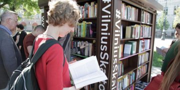 Į Lukiškių aikštę vasarai sugrįžta skaitykla „Vilnius skaito“