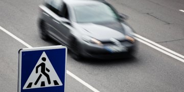 Vilniuje senjorę partrenkęs automobilis pasišalino iš įvykio vietos