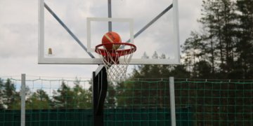 LKF PRISIDĖJO PRIE KREPŠINIO AIKŠTELĖS ĮRENGIMO VILNIAUS VALDORFO ŽALIOJOJE MOKYKLOJE