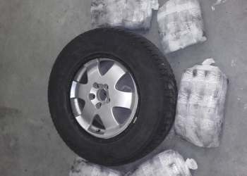 IŠ BALTARUSIJOS ĮVAŽIAVUSIO „VOLVO V70“ SLĖPTUVĖSE BUVO DAUGIAU KAIP 3 TŪKST. PAKELIŲ KONTRABANDOS