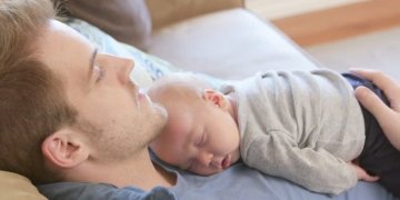 Pritarta direktyvai, pagal kurią tėvai turėtų dalintis laiką vaiko priežiūrai