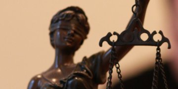 Buvusi prokurorė ir verslininkas lieka nuteisti dėl rengimosi prekiauti poveikiu