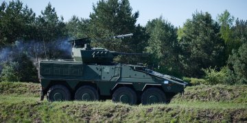 Į Lietuva atgabentos pirmosios pėstininkų kovos mašinos „Vilkas“, pradėta jų serijinė gamyba