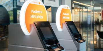 „Swedbank“ pradėjo diegti naujos kartos bankomatus su jutikliniu ekranu