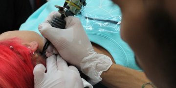 Nesaugiai atliekamos tatuiravimo paslaugos gali kelti grėsmę sveikatai