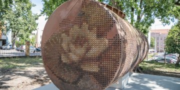 Vilniaus centre – naujas šiuolaikinio meno kūrinys, žymintis gyvybinę sostinės arteriją, istorinius Vingrių šaltinius