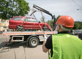 „Viso, griozdai!”: sostinė atsikrato kiemuose riogsančių neeksploatuojamų automobilių