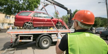 „Viso, griozdai!”: sostinė atsikrato kiemuose riogsančių neeksploatuojamų automobilių
