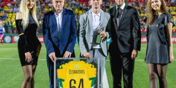 D.ČESNAUSKIS PAGERBTAS UŽ NUOPELNUS LIETUVOS FUTBOLUI
