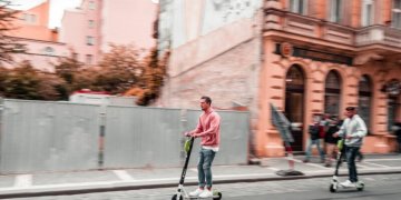 Miestų užkariautojai – elektriniai paspirtukai: pirkti ar ne?