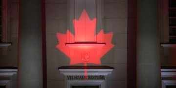 Vilnius ypatingai pasveikino Kanadą – Rotušė nušvito vėliavos spalvomis