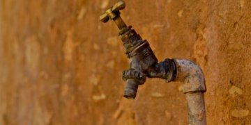 Didlaukio ir Kalvarijų gatvių sankryžoje per hidraulinius bandymus trūko karšto vandens vamzdis