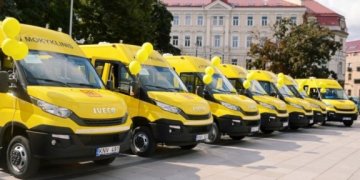Mokykloms perduota beveik pusė šimto geltonųjų autobusų