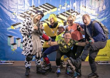 Vilniuje – masinis naktinis važiavimas šviečiančiais riedučiais