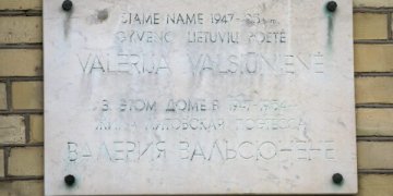 Sostinėje nebeliks atminimo lentos sovietų užverbuotai poetei V. Valsiūnienei