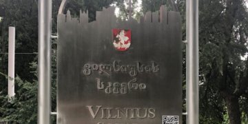 Tbilisyje atidarytas atnaujintas Vilniaus skveras