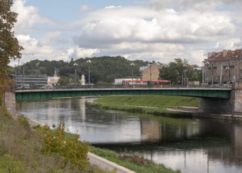 Kitą savaitę ant Žaliojo tilto iškils nauja instaliacija „Šeima”