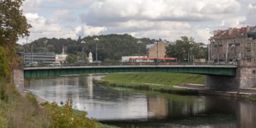 Kitą savaitę ant Žaliojo tilto iškils nauja instaliacija „Šeima”