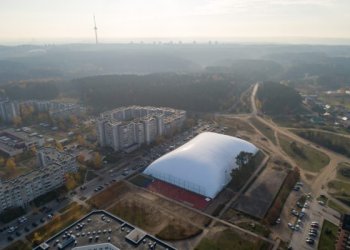 Modernus Pilaitės aikštynas rengiasi šalčiams: prisipūtė stogą