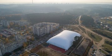 Modernus Pilaitės aikštynas rengiasi šalčiams: prisipūtė stogą