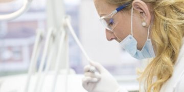 Dantų protezavimo laukiančiųjų eilės tirpsta