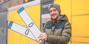 „Regitra“: daugiau nei dvigubai mažėja numerio ženklų ir registracijos liudijimų siuntimo kaina