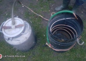 Šalčininkų policija aptiko ir naminės degtinės, ir aparatą jai gaminti (video)