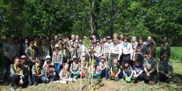 Medelius sodinti – prasminga ir smagu! Simboliniai sodinimai įgauna populiarumą.