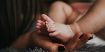Valdančiųjų balsais Seime atmestas įstatymo projektas, leidžiantis dirbti pirmais motinystės metais