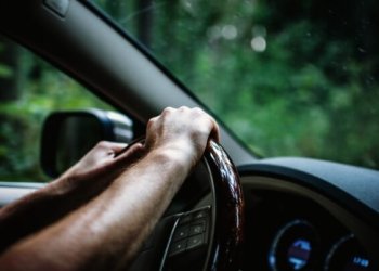 Kelininkai įspėja vairuotojus dėl gūsingo šoninio vėjo