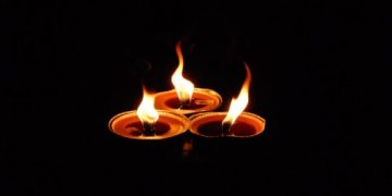 Kad vėlinių ugnelės degtų saugiai: patarimai perkantiems žvakes