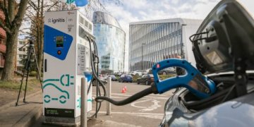 Augant elektromobilių skaičiui sostinėje šiemet atsiras dar 59 greito įkrovimo stotelės