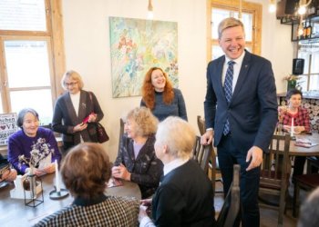 90 sostinės kavinių sekmadieniais nemokamai vaišina senjorus kava ir arbata