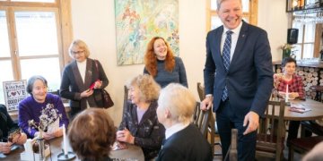 90 sostinės kavinių sekmadieniais nemokamai vaišina senjorus kava ir arbata