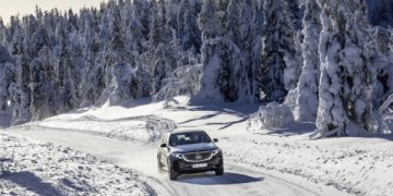 „Mercedes-Benz“ padės kelininkams: automobiliai informuos apie slidžius kelius