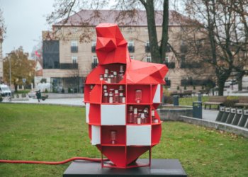 Vilniuje „išdygo“ Agnės Kišonaitės instaliacija „Cukrinė širdis“