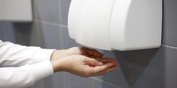 Ekspertai perspėja – šilto oro vėjelių tualetuose naudoti nederėtų