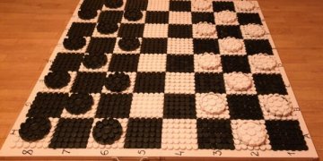 Šiemet “Vaikų šalyje“ bus kuriami gervių “lizdai“, iš plastikinių butelių kamštelių „kepami“ indai, o iš plastiko maišelių – piniginės, mokomasi santykių su pinigais, gamta ir netgi šiukšlėmis