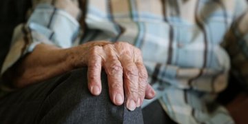 Seimas pritarė konservatorių siūlymui papildomai mokėti po 42 eurus vienišiems pensininkams