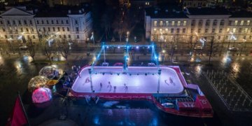 Sostinė kviečia čiuožti į Kalėdas: Lukiškių aikštėje atidaryta ledo čiuožykla