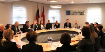 Po diskusijos apie vardų rašybą – siūlymas kreiptis į Konstitucinį Teismą