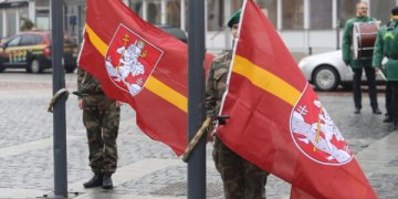Švenčiant miesto gimtadienį Rotušės aikštėje iškils Vilniaus vėliavos