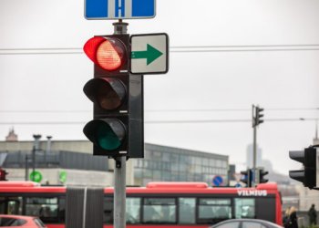 Vyriausybė visam laikui leido grąžinti dešiniojo posūkio rodykles sankryžose