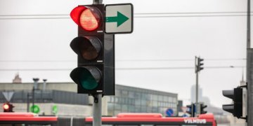 Vyriausybė visam laikui leido grąžinti dešiniojo posūkio rodykles sankryžose