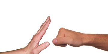 Smurtas artimoje aplinkoje: kaip situaciją Lietuvoje vertina nukentėję žmonės ir ekspertai