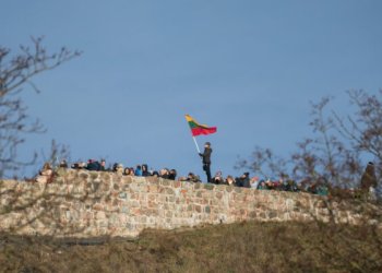 Gedimino pilies bokšte iškelta 2020-ųjų Lietuvos vėliava