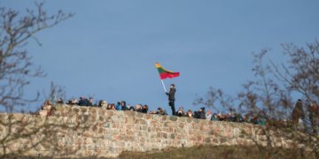Gedimino pilies bokšte iškelta 2020-ųjų Lietuvos vėliava