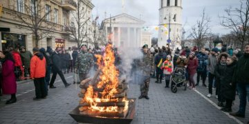 Sostinės centre liepsnojo 30 Laisvės laužų