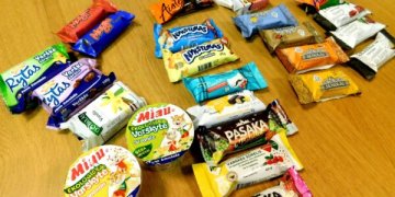 Varškės sūreliai – ar lentynose yra sveikatai palankesnių?